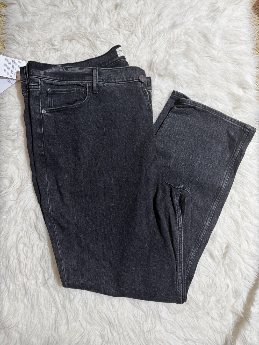 NWT Abercrombie & Fitch 90’s Slim Straight Ultra High Rise Black Jeans 35 Short